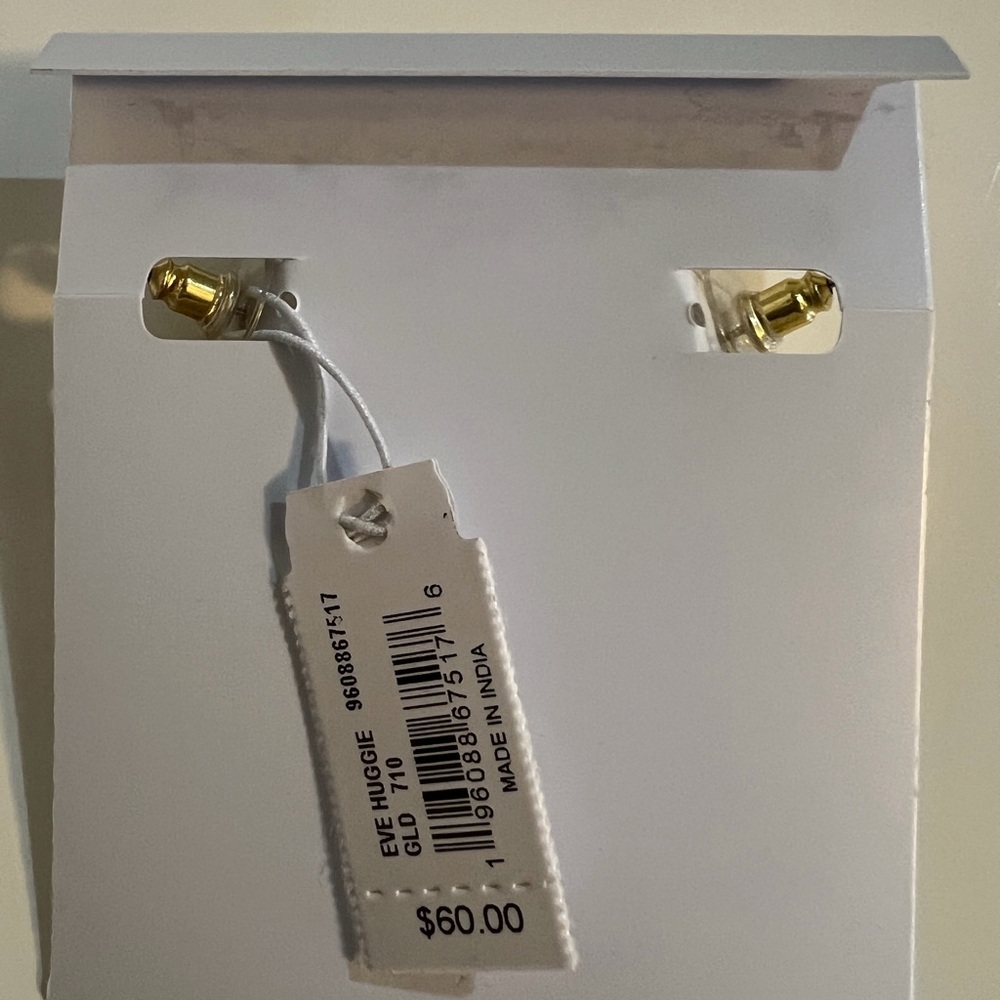 NWT Kendra Scott Gold Eve Huggie Earrings - Picture 4 of 4
